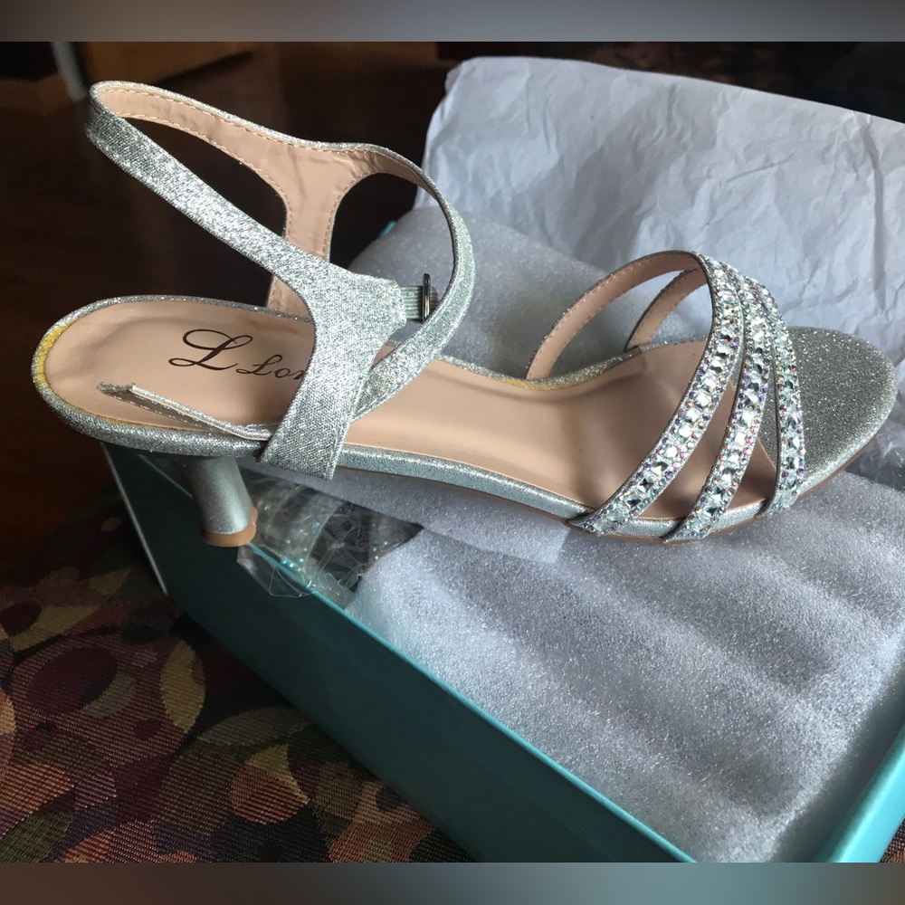Women’s L Lorraine  Berkly Silver size 8M Shoes